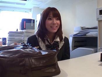 アイドル志望で田舎から上京して面接受けに来た女子校生を言葉巧みに騙しAV出演&hellip;ヤリマンビッチぶり晒して肉棒貪りハメて絶頂