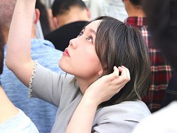 満員電車で遭遇した美女の爆乳おっぱいの敏感乳首を快楽調教！恥辱に耐えてもねっとり責めの乳首責めに身体が反応してしまい…