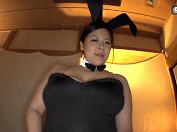 【豊満爆乳AV女優コスプレSEX❤八木あずさ】肉弾ボディにむっちり柔乳熟女がノーパン網タイツのバニーガールの衣装で…