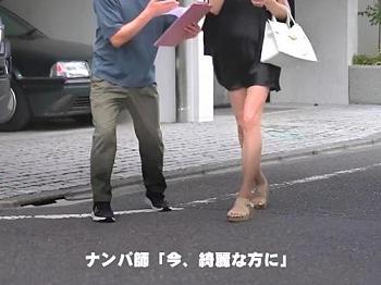 【熟女ナンパ】露出度高めな衣装を着た46才美熟女奥さんにエッチなインタビュー！電マで刺激したら興奮する美魔女が快楽墜ち