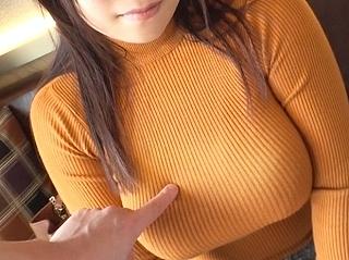 〔素人〕服の下には、とんでもない乳房が…　この胸は凶器ですｗ　男の下半身を暴走させる