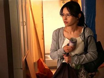 【人妻レイプ】鳴り止まぬ工事の騒音に文句を言いに行った美熟女奥様…工事の音でかき消す様に強引に犯される輪姦乱交レイプ