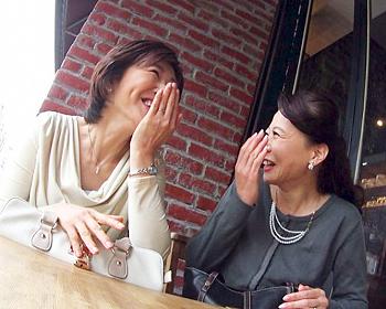 《熟女ナンパ》絶倫チンポのイケメン達と即ハメ4Pスワッピング大乱交…アラフィフおばさんゲット＆盗撮ヤリ部屋へ連れ込み成功