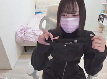 美乳清楚系美女が谷間が見える服を着て生配信をしちゃう[エロライブチャット]