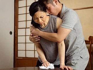 〖五十路熟女〗息子にオナニーを見られてしまった熟母　カラダを求められて受入れてしまう