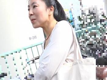 ＜熟女ナンパ＞46歳むっちり巨乳人妻と51歳スレンダーなご無沙汰おば様！地味なおばさん達のリアルなどエロい不倫H【中出し