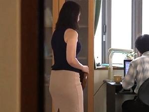 【ながえスタイル】旦那に相手にされず持て余した奥様が女に戻る&hellip;欲求不満でオナニーしてたら隣人に見られて不倫性交してしまう