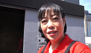高齢熟女　焼き肉店の豊満五十路おばさん　旦那居の間に店舗で不倫交尾　薄毛マ●コに中出し懇願！（20分04秒）