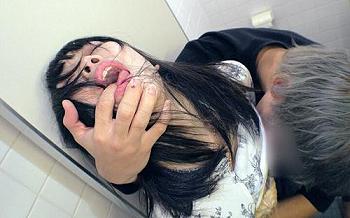 働くスタッフを粘着的に追跡しスカート内を狙う非コンプラ撮影。 アパレルスタッフ粘着○撮 ○襲生ちん串刺しチ○ン3