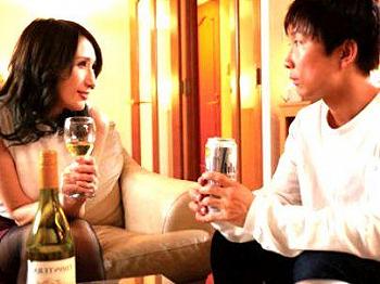 ＜JULIA！＞「乾杯&hellip;！」最高の身体の友達の姉！激エロ大家でフル勃起確定でがちセックス楽しんじゃうぞ(アダルト動画)