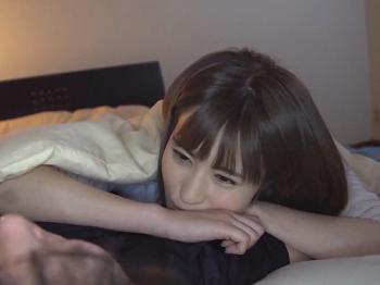 『布団の中ならバレないよ…❤』宅飲みに友達が連れて来た可愛い彼女が彼氏の横で浮気H…友人の布団に勝手に潜り込み逆夜這い…