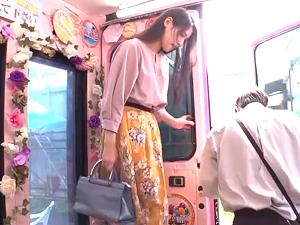 仲良し夫婦の美人妻はお口だけでゴム装着できるかノーハンドチャレンジ！ぶっといディルドで興奮デカチンが欲しくなり他人棒を受