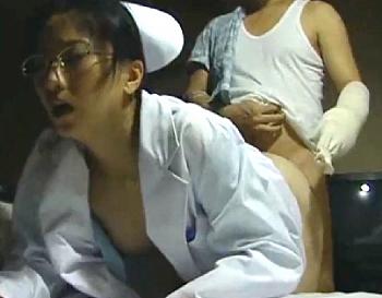 【ヘンリー塚本作品】「看護師さん、マラ挿れるぞ…」夜中の病棟、夜勤中の看護師長が入院中の中年男と…