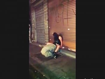 《個人流出》/早期削除/クラブ帰りの泥酔女性をホームレスが犯す現場をスマホ盗撮した削除注意なヤバヤバ映像ｗ