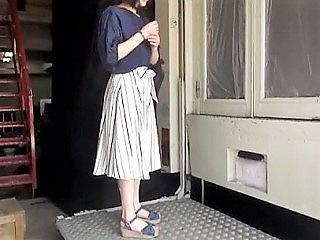 〖センズリ鑑賞〗清楚な雰囲気の人妻をガチ口説き　照れる姿が可愛らしいんです