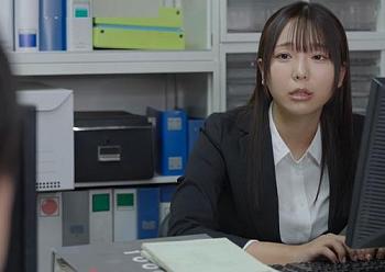 『うちに泊まっていきなよ。』残業終わりの大雨、世話焼きな同僚OLの家で無防備なパジャマ姿に勃起が止まらない既婚の僕は…