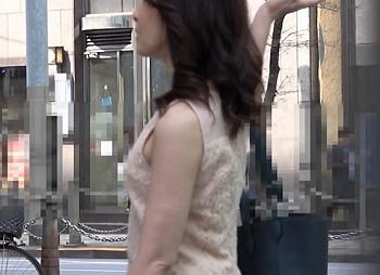 【五十路逆ナンパ】ムラムラして若者をゲットする奥様！舐め回したデカチンで貫かれて種付け