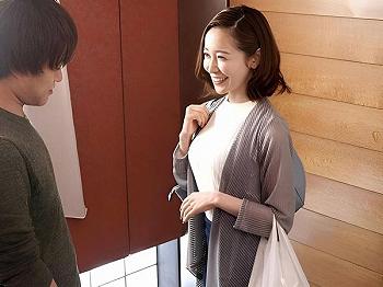 『絶対に3cmだけだよ&hellip;』久しぶりに再会した幼馴染と悪ふざけ&hellip;痴女誘惑するエロ巨乳な人妻熟女の誘惑に我慢限界の中出し不倫