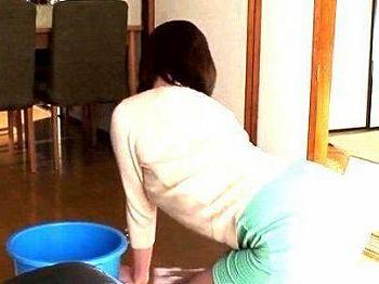 ＜友達の母！＞「イケないわ…」大人の魅力半端ない奥さん！息子の友達といけない関係になっちゃうゾ！！