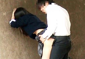 【JK露出SEX盗撮映像】「だ、誰か来るよっ！！」黒髪の美少女JKが高架下で制服姿で立ちバックでガンピスされ悶絶の一部始