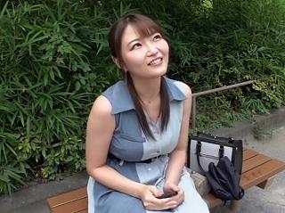〖人妻ナンパ〗ネット番組テイで声をかけ、旦那を裏切る背徳交尾で悶絶