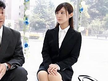 〚マジックミラ一〛可愛い素人若手OLが会社の野郎に美乳を揉まれ手マンで興奮★★観察中にフェラテクを披露して理性崩壊ＳＥＸ