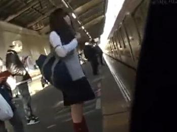 【削除注意＋痴漢】『ミニスカ美少女JKが…』制服の女子校生を電車内で逆さ撮り盗撮しつつ手マン潮吹きしたガチ動画が流出？
