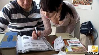 谷間がセクシーなエッチな家庭教師を無理矢理襲う&hellip;先生なんだよと刺激が強すぎた思春期の男子のスケベプレイ