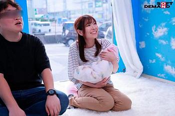 【人妻&times;マジックミラー号】小さな赤ちゃんを抱っこする産後ママさんにデカチンを見せ付け欲求不満まんこにぶち込む！