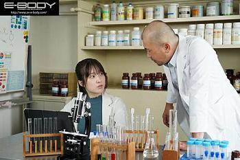 【美少女JD&times;巨乳】気持ち悪い老教授が作った気持ち良くなる薬を摂取してしまった巨乳薬学生がチンポをぶち込まれる！