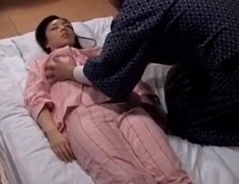 ［手コキ］心が少し緩んだ瞬間にアソコが濡れてきた事がわかって弄ばれる主婦