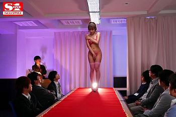 【三上悠亜】下着モデルを強要された巨乳女子社員が男たちにセクハラされて恥辱を味わう