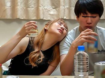 【女友達&times;イキ我慢】恋愛対象外の友達と宅飲み中に『どっちが先にイクかゲーム』互いに負けられず過激になって遂に挿入する事に