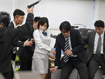 【銀行強盗レイプ】職場の銀行で強盗事件が起きて人質にされるエロ巨乳OL…逆らう事など到底出来ず性奉仕を強いられる凌辱強姦