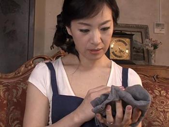 【四十路人妻母子相姦❤篠宮千明】夫が女作り失踪し淋しさと欲求不満溜まる奥様&hellip;息子のパンツに発情してオナニーしたら余計欲情