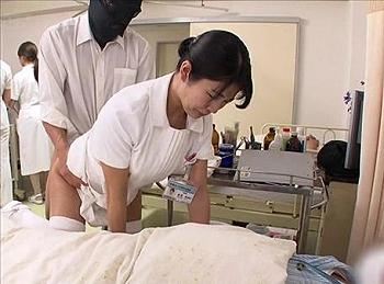 性行為が日常になってる病院で美人看護師さんが患者の目の前でハメまくられて絶頂しながら診察する