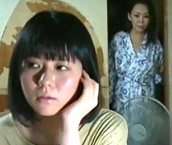 【ヘンリー塚本作品】「今夜は私が義父に抱かれる番だわ…」母に体を洗うよう告げられ準備をする連れ子の娘。