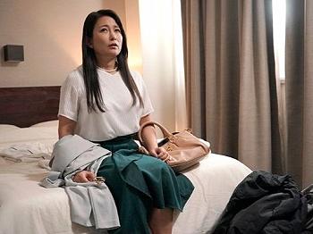 【人妻NTR】『本当に童貞なの？』パート先の不出来な青年に同情して筆下ろしする事に&hellip;童貞詐欺でイカされて絶倫メス墜ち！