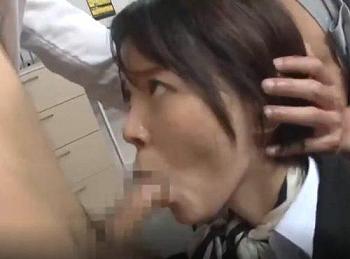 清楚系の美女にチンポを咥えさせてイラマチオで大量射精