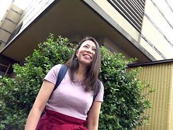 【巨乳&times;素人】人妻NTRの浮気セックスする48才の巨乳おっぱいボディで完熟熟女の美人奥さま！