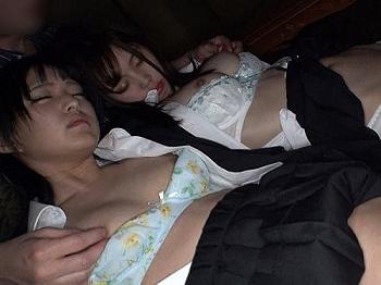 【JKレイプ】眠剤盛って眠らせた美少女たちを攫って睡姦レイプ！身動きしない体を凌辱しながらチンポをねじ込み生中出し