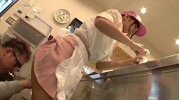 《エロ動画》仕事中のキュートなバイト娘にちょっかい、最初嫌なのにどんどんトロけちゃう