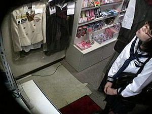 《DQN》アングラ某ブルセラショップ裏の実態『下着や制服を売りに来た女の子に手を出す』お小遣い欲しさに写真撮影からハメ撮