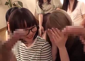 【女子大生手コキ】友人の隣で腰フリして悶えちゃう!友人同士の女子大生が揃ってイキまくりの大乱交