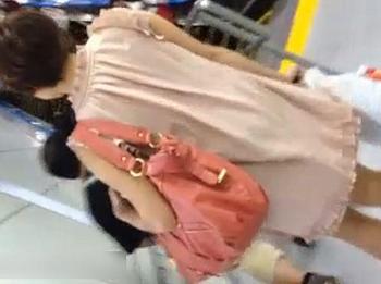 【盗撮】ショートヘア小顔美人のお姉さんのパンチラを駅構内で逆さ撮りすると超ムチ尻で最高すぎたｗｗｗ