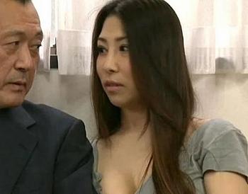 【ヘンリー塚本】目の前で他の男に抱かれる嫁のスワッピングセックスｗデカマラおじさんのピストンで何度も絶頂！