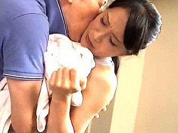 ＜平岡里枝！＞だめなの&hellip;に&hellip;！上品で綺麗な熟女のヘルパー！ケツがエロく我慢できずやっちゃうぞ(アダルト動画)