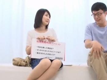 欲求不満な熟女妻が童貞ち●ぽを中出し受け入れ筆下ろし！
