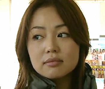 【ヘンリー塚本作品】「急いでマラをハメて…旦那にバレちゃう…」夫が友人たちと遊んでいる隙に隣家でSEXする人妻。