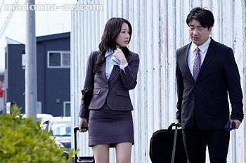 【女上司&times;痴漢】真面目で厳しい人妻上司が一週間の出張中に恨みを買ってしまった工場の作業員達に犯される！